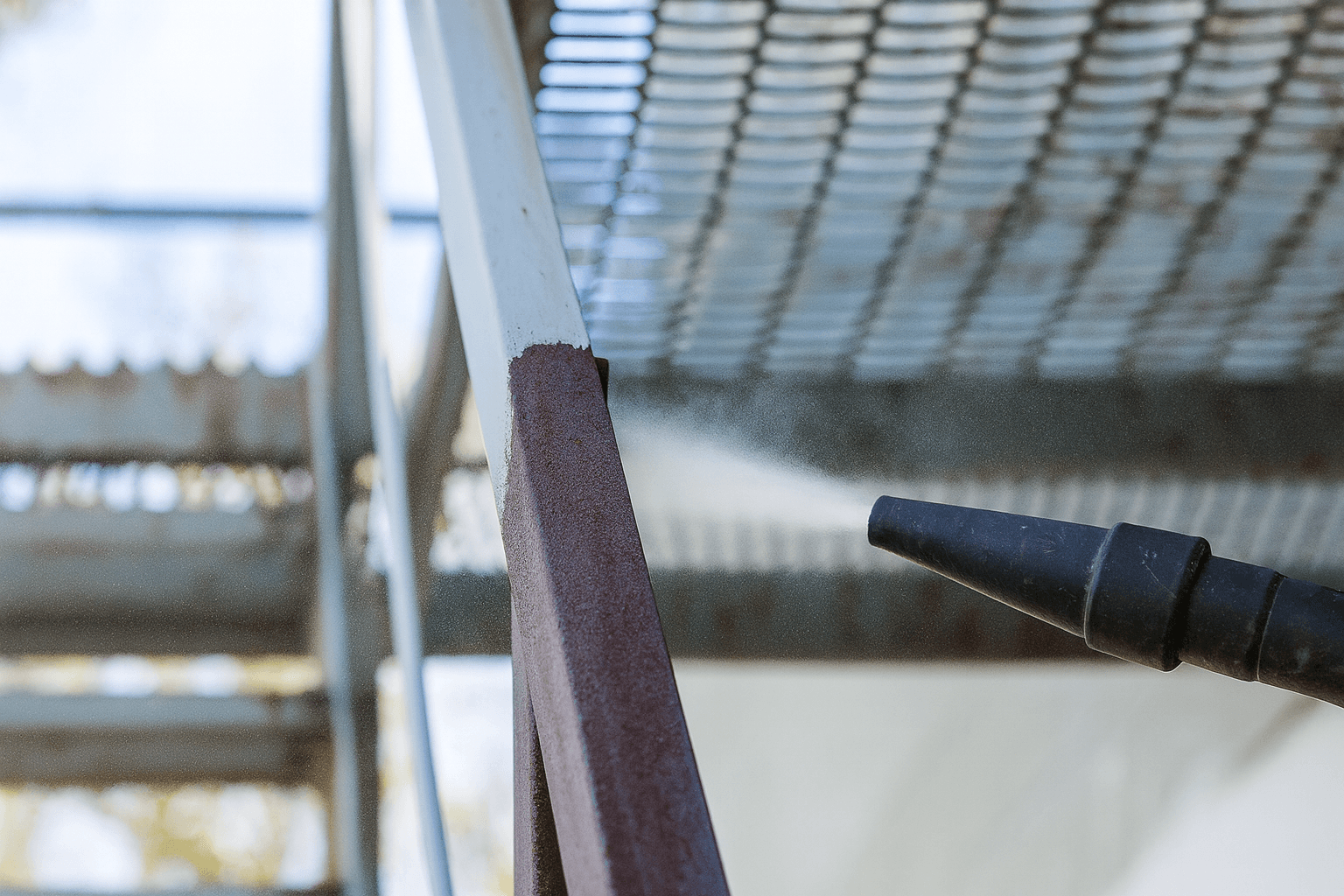 Aérogommage professionnel en action