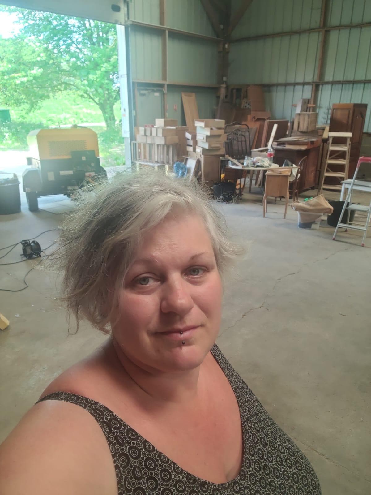 Artisan travaillant sur un meuble