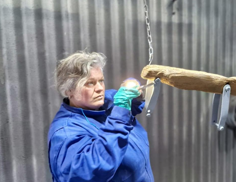 Atelier de restauration de meubles anciens à Lamotte-Warfusée, dans la Somme